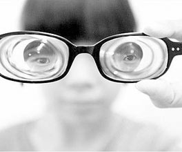 为什么高度近视容易引发视网膜脱落？